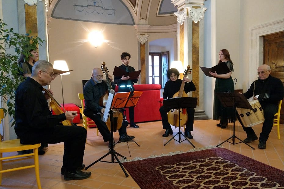 Massimo Salcito suona a Palazzo Gentileschi situato in L'Aquila per l'evento "Musica a tavola" con musiche antiche di Cesare Tudino da Atri